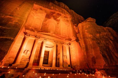 Antik Petra, Ürdün 'deki El Hazine Tapınağı' nı (Hazine) aydınlattı.