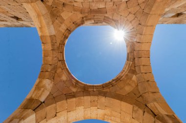 Ürdün 'deki Qasr al-Hallabat camiinin çökmüş kubbesi