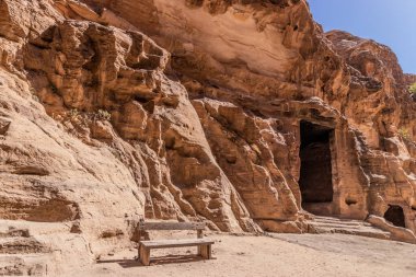 Küçük Petra Kanyonu, Ürdün 'de taş kesilmiş bir mezar.