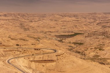 Wadi Mujib Kanyonu ve Kral 'ın Karayolu' nun havadan görünüşü, Ürdün