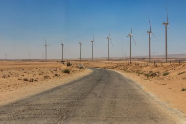 King 's Highway ve Ürdün' ün Shobak kasabası yakınlarında rüzgar santralleri