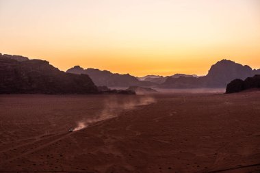 Araba Wadi Rum çölünde gidiyor, Jordan.