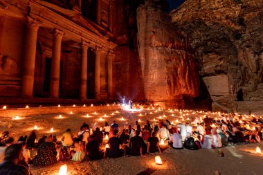 PETRA, JORDAN - 11 Temmuz 2022: İnsanlar antik Petra, Ürdün 'deki Aydınlanmış El Hazine Tapınağını (Hazine) izliyor