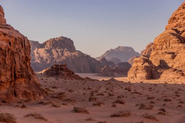 Wadi Rum çölünün Rocky manzarası, Ürdün