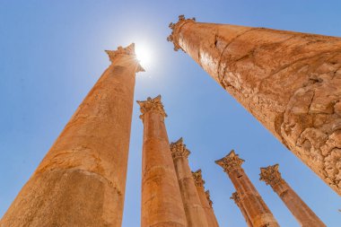Ürdün 'ün Jerash kentindeki Artemis Tapınağı sütunları