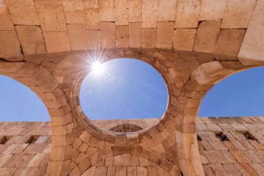 Ürdün 'deki Qasr al-Hallabat camiinin çökmüş kubbesi
