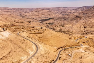 Wadi Mujib Kanyonu ve Kral 'ın Karayolu' nun havadan görünüşü, Ürdün