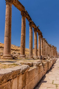 Jerash, Ürdün 'deki Colonnaded Caddesi (Cardo Maximus) kolonları
