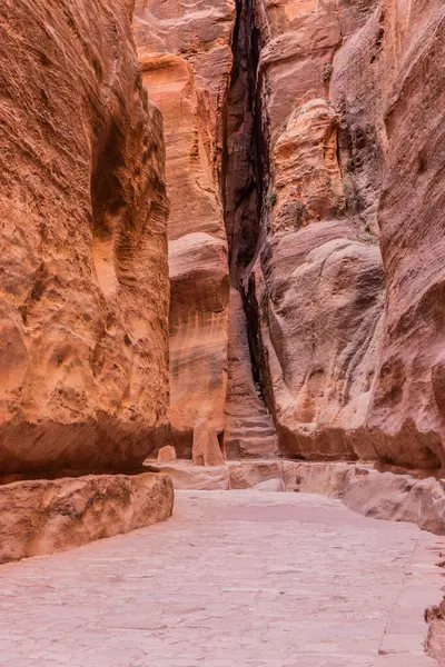 Siq geçidi, antik şehir Petra 'nın ana girişi, Ürdün