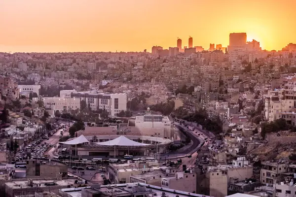 Akşam manzaralı Amman şehir merkezi silueti, Ürdün