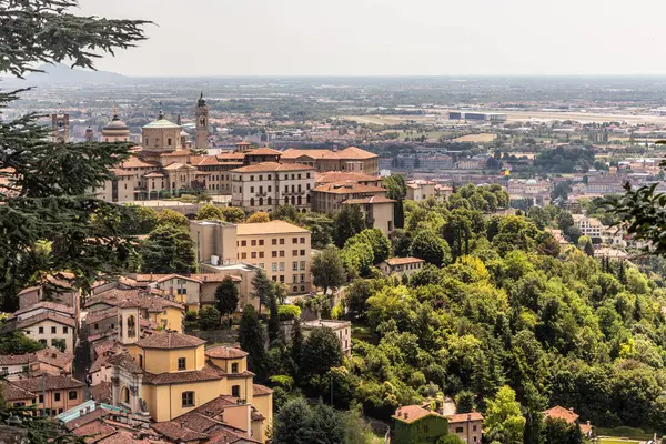 İtalya 'nın Bergamo şehrinin yukarısında.