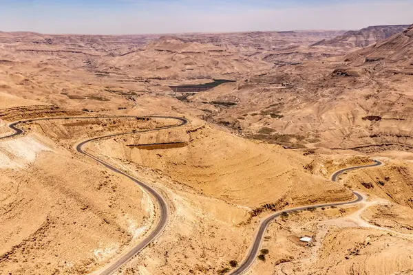Wadi Mujib Kanyonu ve Kral 'ın Karayolu' nun havadan görünüşü, Ürdün