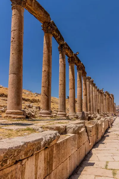 Jerash, Ürdün 'deki Colonnaded Caddesi (Cardo Maximus) kolonları