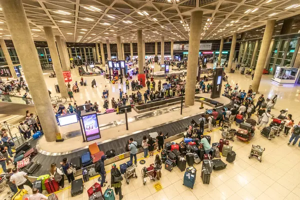 AMMAN, JORDAN - 8 Temmuz 2022: Ürdün 'ün başkenti Amman' daki Kraliçe Alia Uluslararası Havalimanı 'nda bagaj geri alma alanı