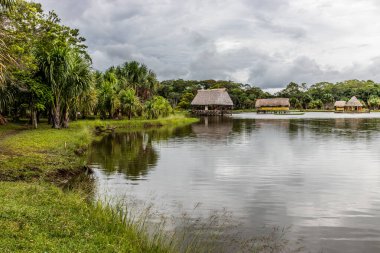 Tingo Maria City, Peru yakınlarındaki Laguna de los Milagros gölünde kulübeler