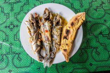 Peru Amazon Tabağı - patarashca (yapraklarla pişirilen balık))