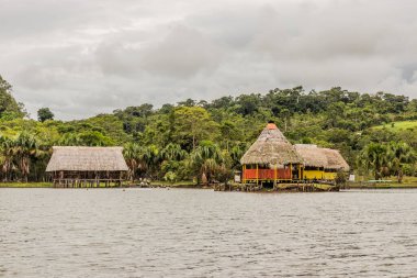 Tingo Maria City, Peru yakınlarındaki Laguna de los Milagros gölünde kulübeler