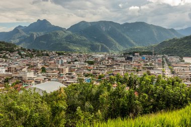 Bella Durmiente (Uyuyan Güzel) dağıyla Tingo Maria kasabasının havadan görünüşü, Peru