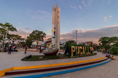 PUCALLPA, PERU - 17 Kasım 2022 Pucallpa, Peru 'daki Plaza de Armas Meydanı' nda Mektuplar