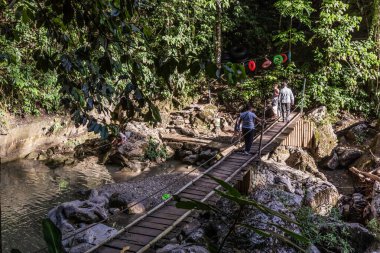 Santa Carmen Şelalesi yakınlarındaki Catarata Santa Carmen Şelalesi 'nde Peru, Peru - 15 Kasım 2022 Turistler