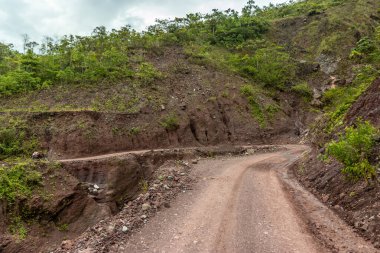 Pozuzo nehri vadisinde Codo de Pozuzo ve Pozuzo arasındaki asfaltsız 5NA yolu.