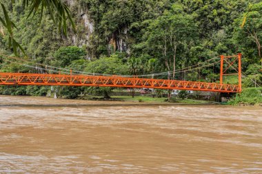 Monzon nehri üzerindeki köprü Tingo Maria kasabası, Peru