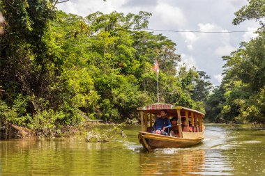 YARINACOCHA, PERU - 19 Kasım 2022: Pucallpa, Peru yakınlarındaki Yarinacocha gölünde turistlerle tekne