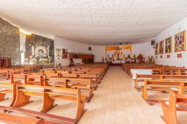 ACOBAMBA, PERU - 24 Kasım 2022: Tarma kasabası yakınlarındaki Acobamba köyündeki El Senor de Muruhuay Sığınağı, Peru