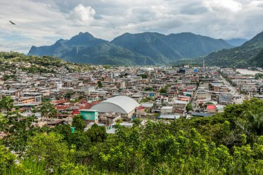 Bella Durmiente (Uyuyan Güzel) dağıyla Tingo Maria kasabasının havadan görünüşü, Peru