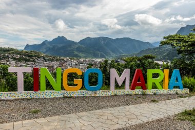 TINGO MARIA, Cruz de San Cristobal bakış açısıyla Tingo Maria kasabasında Bella Durmiente (Uyuyan Güzel) dağıyla, Peru