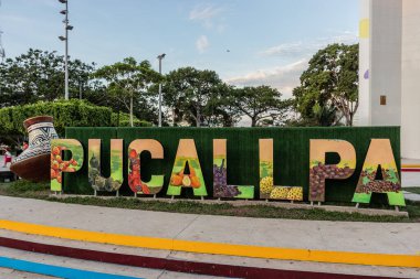 PUCALLPA, PERU - 17 Kasım 2022 Pucallpa, Peru 'daki Plaza de Armas Meydanı' nda Mektuplar