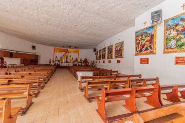 ACOBAMBA, PERU - 24 Kasım 2022: Tarma kasabası yakınlarındaki Acobamba köyündeki El Senor de Muruhuay Sığınağı, Peru