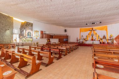 ACOBAMBA, PERU - 24 Kasım 2022: Tarma kasabası yakınlarındaki Acobamba köyündeki El Senor de Muruhuay Sığınağı, Peru