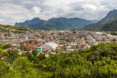 Bella Durmiente (Uyuyan Güzel) dağıyla Tingo Maria kasabasının havadan görünüşü, Peru