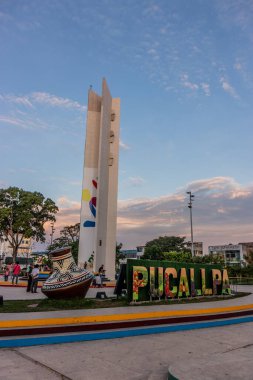 PUCALLPA, PERU - 17 Kasım 2022 Pucallpa, Peru 'daki Plaza de Armas Meydanı' nda Mektuplar