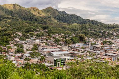 Peru 'daki Tingo Maria kasabasının havadan görünüşü