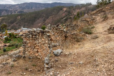 Tarma kasabası yakınlarındaki Tarmatambo köyündeki İnka Kola (qolca) tahıl ambarları