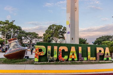 PUCALLPA, PERU - 17 Kasım 2022 Pucallpa, Peru 'daki Plaza de Armas Meydanı' nda Mektuplar