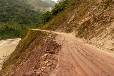 Pozuzo nehri vadisinde Codo de Pozuzo ve Pozuzo arasındaki asfaltsız 5NA yolu.