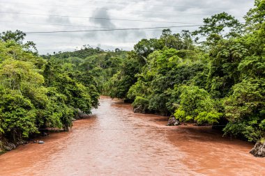 Tingo Maria şehri yakınlarındaki Tulumayo Nehri, Peru