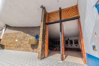 Peru 'nun Tarma kasabası yakınlarındaki Acobamba köyündeki El Senor de Muruhuay tapınağının girişi.