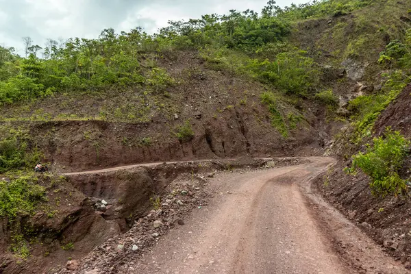 Pozuzo nehri vadisinde Codo de Pozuzo ve Pozuzo arasındaki asfaltsız 5NA yolu.