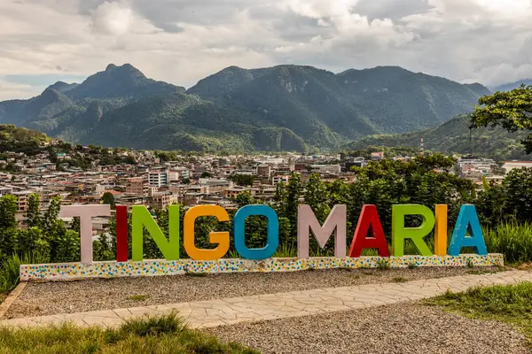 TINGO MARIA, Cruz de San Cristobal bakış açısıyla Tingo Maria kasabasında Bella Durmiente (Uyuyan Güzel) dağıyla, Peru
