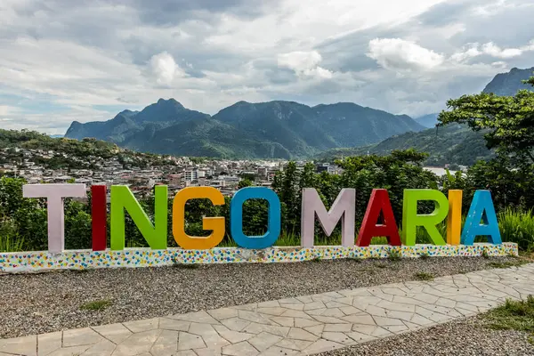 TINGO MARIA, Cruz de San Cristobal bakış açısıyla Tingo Maria kasabasında Bella Durmiente (Uyuyan Güzel) dağıyla, Peru