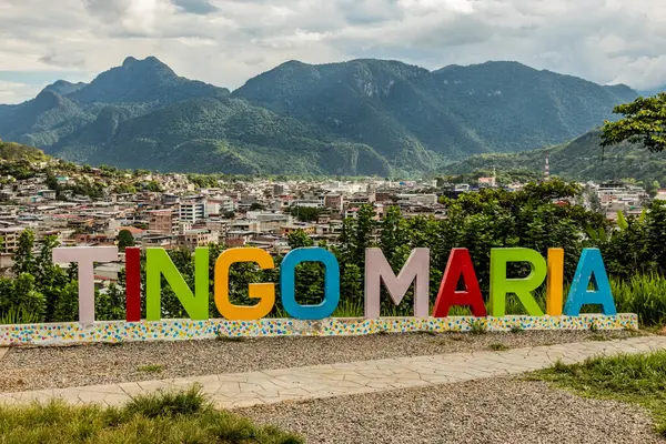 TINGO MARIA, Cruz de San Cristobal bakış açısıyla Tingo Maria kasabasında Bella Durmiente (Uyuyan Güzel) dağıyla, Peru