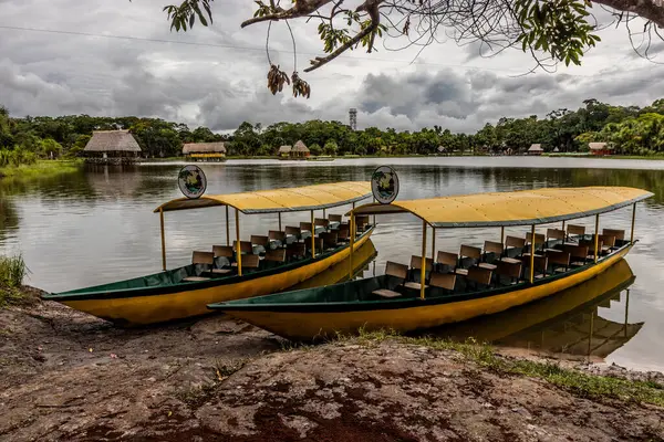 LAGUNA DE LOS MİLAGROS, PERU - 16 Kasım 2022: Tingo Maria City, Peru yakınlarındaki Laguna de los Milagros gölünde tekneler