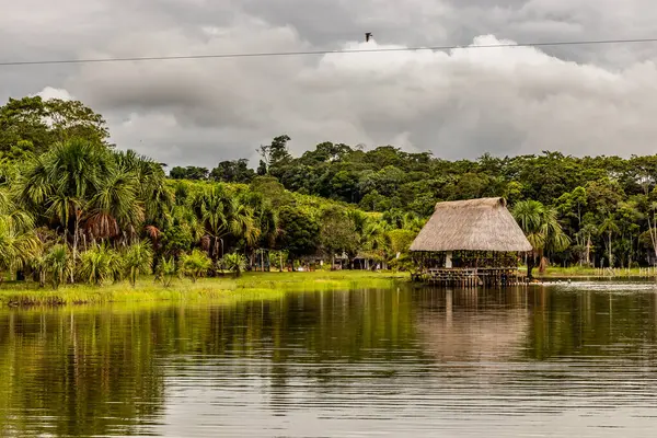 Laguna de los Milagros Gölü Tingo Maria City, Peru yakınlarında.