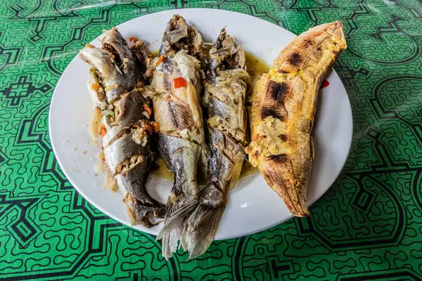 Peru Amazon Tabağı - patarashca (yapraklarla pişirilen balık))