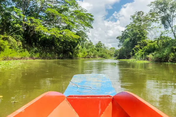 Pucallpa, Peru yakınlarındaki Yarinacocha gölünde bir tekne.