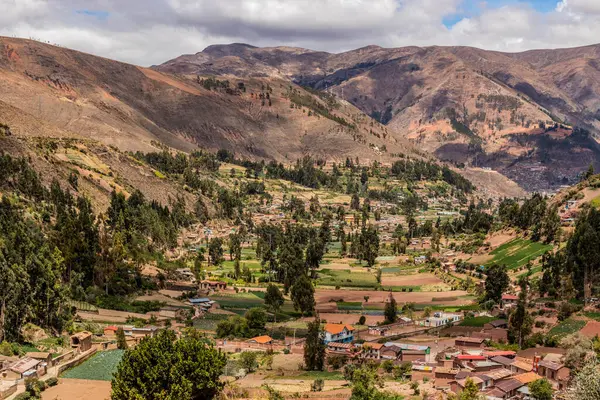 Arka planda Tarma kasabası olan bir vadi, Peru